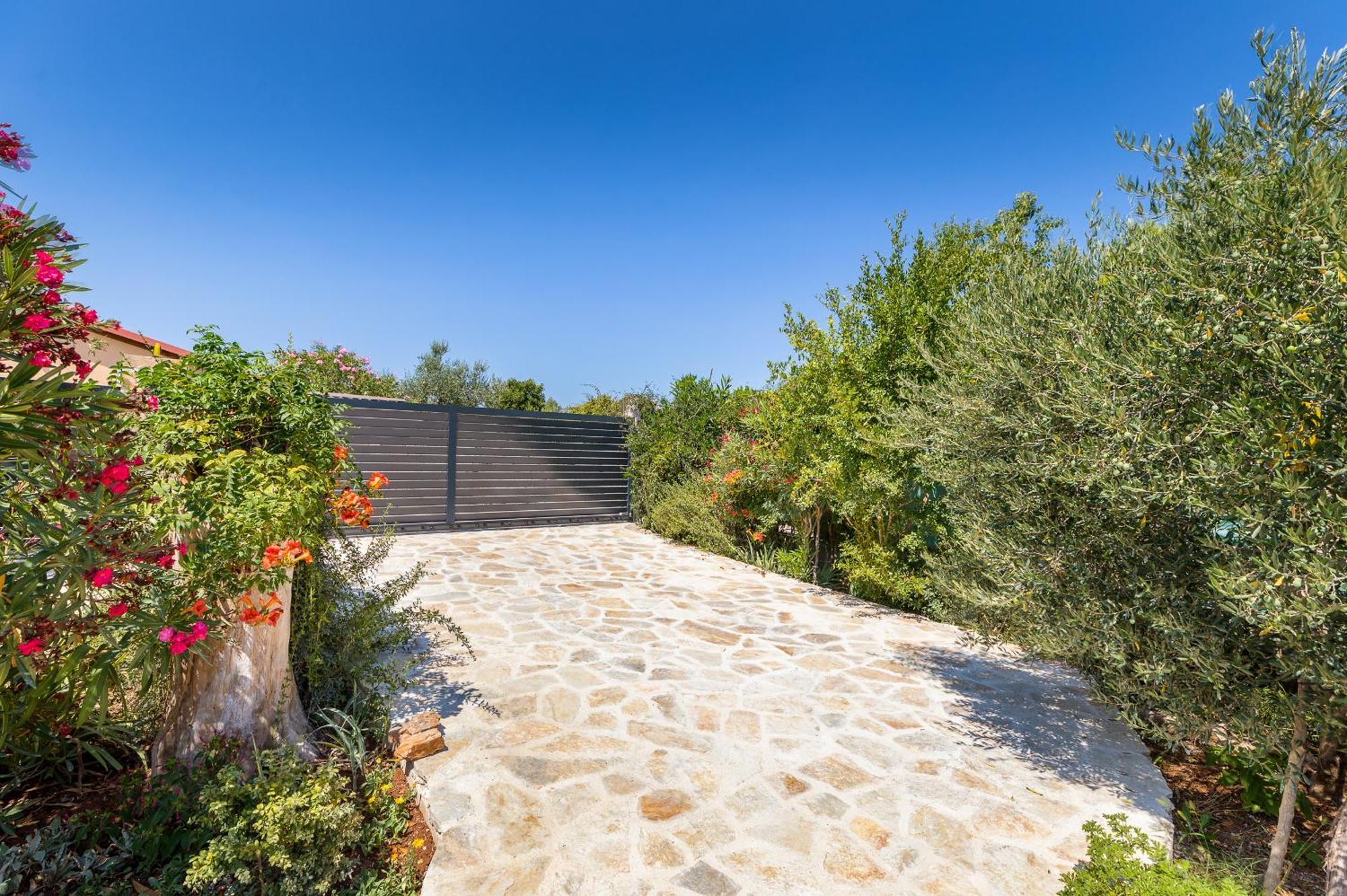 Casa De Flores, Ace Location - 100M From Bodinka Beach , Free Parking, Nature'S Heaven بيروغ المظهر الخارجي الصورة